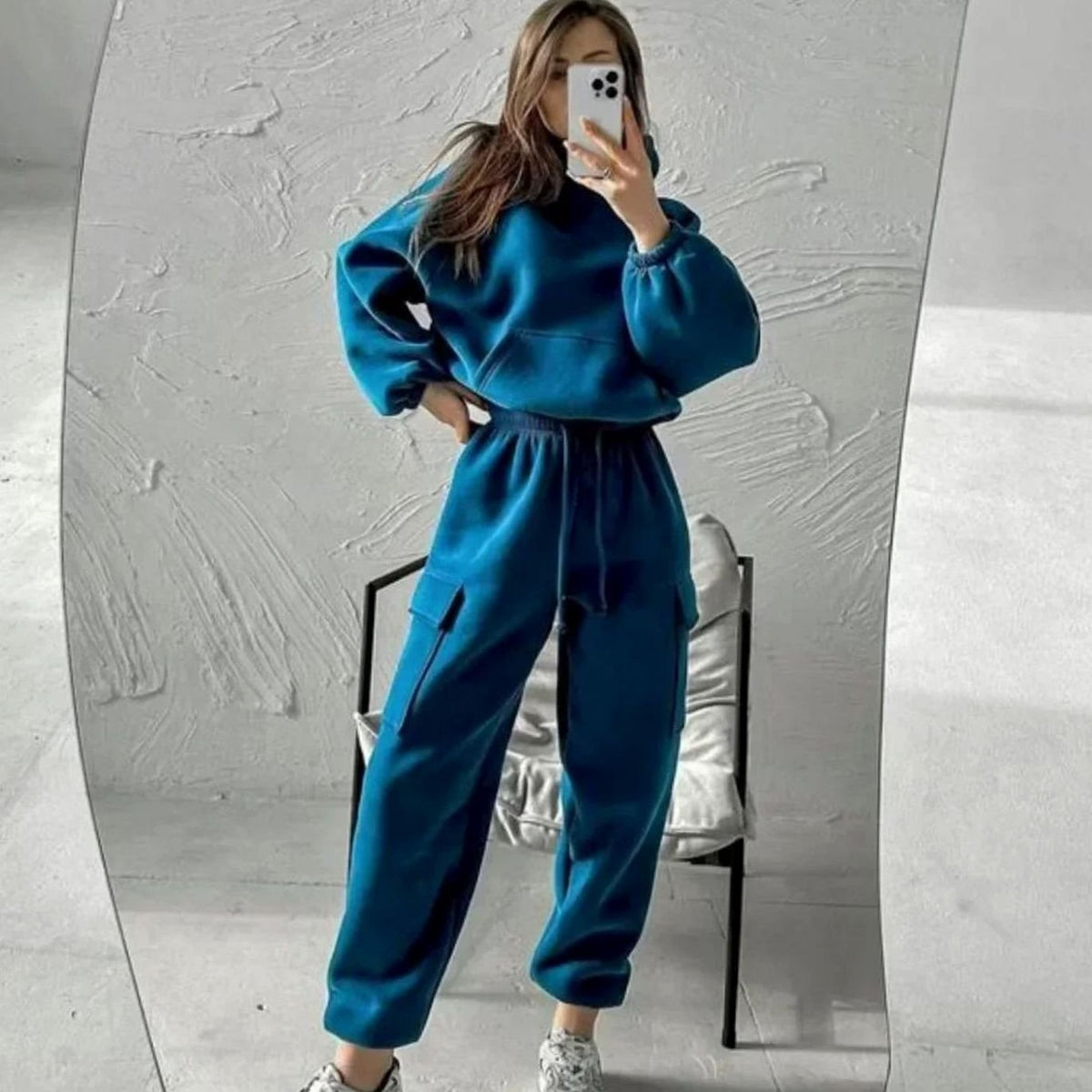 Mujer con conjunto de sudadera y jogger cargo en color negro, estilo urbano