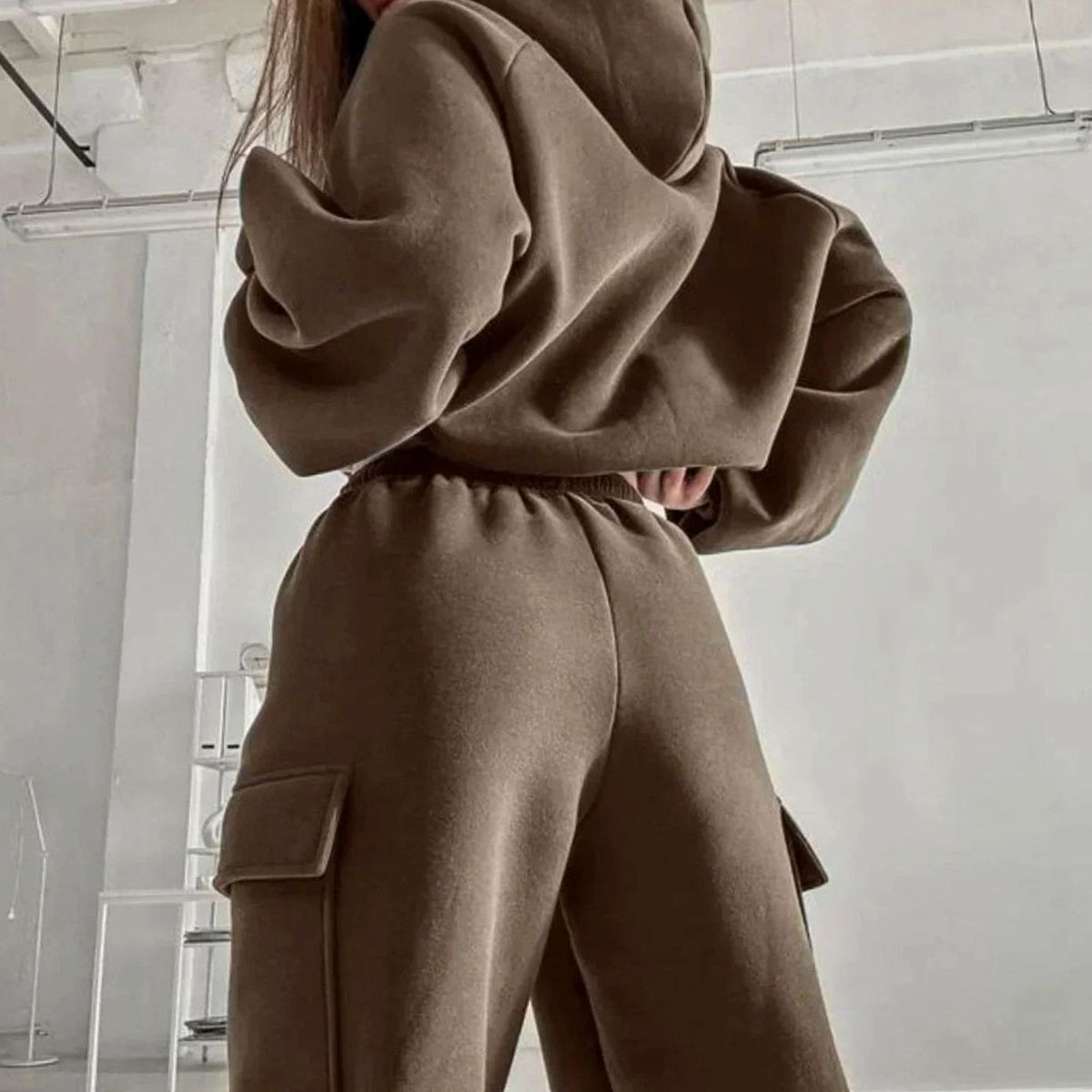 Detalle del bolsillo canguro de la sudadera oversize del conjunto