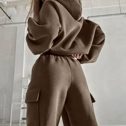 Detalle del bolsillo canguro de la sudadera oversize del conjunto
