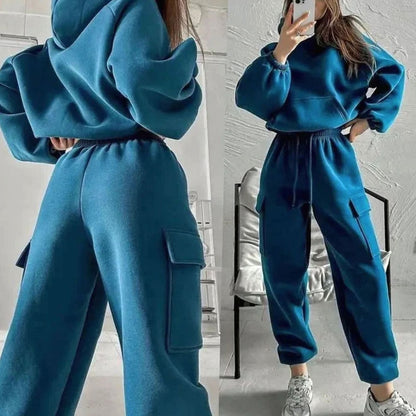 Mujer luciendo el conjunto de dos piezas en color blanco con zapatillas