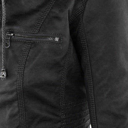 Modelo luciendo la chaqueta moto sin capucha